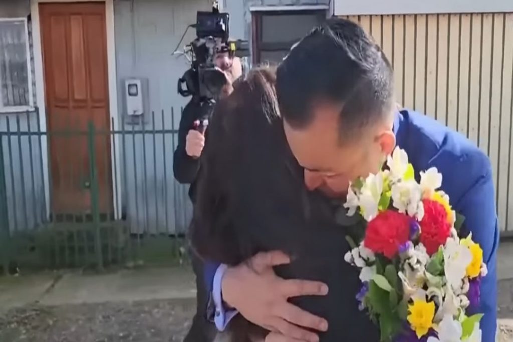 Άνδρας που απήχθη απο πράκτορες του Πινοσέτ συναντά πρώτη φορά τη μαμά του μετά από 42 χρόνια