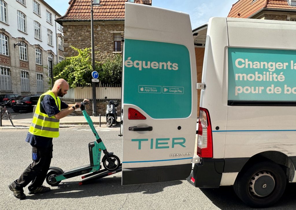 Γαλλία: Τελευταία ημέρα για τα ηλεκτρικά πατίνια στους δρόμους του Παρισιού