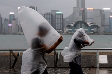 Κίνα: Σε συναγερμό το Χονγκ Κονγκ και η Σεντζέν λόγω του «σούπερ τυφώνα» Σάολα