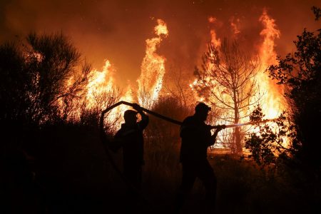 Φωτιά στον Εβρο: Μάχη με τις αναζωπυρώσεις – Πολύ υψηλός κίνδυνος πυρκαγιάς σε 5 περιφέρειες
