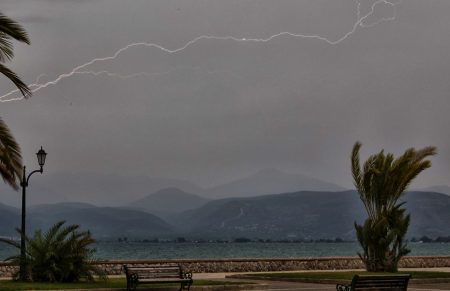 Καιρός: Ισχυρές καταιγίδες φέρνει το φαινόμενο της «ψυχρής λίμνης»