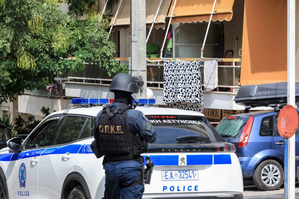 Νέος Κόσμος: Οπλισμένος άνδρας ταμπουρώθηκε στο σπίτι του