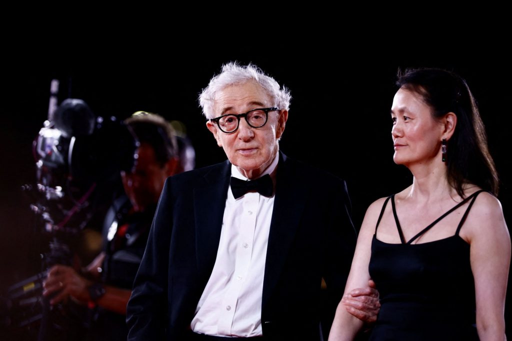 80ό φεστιβάλ Βενετίας: Δυσάρεστη έκπληξη για τον Γούντι Αλεν – Συνθήματα εναντίον του στο κόκκινο χαλί