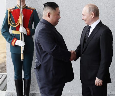 Πούτιν – Κιμ Γιονγκ Ουν: Το ενδεχόμενο συνάντησης και τα όπλα