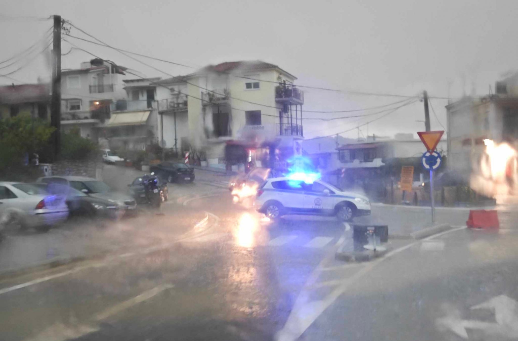 Κακοκαιρία Daniel Σκιάθος: Σε «lockdown» όλο το νησί – Χειροτερεύει η κατάσταση