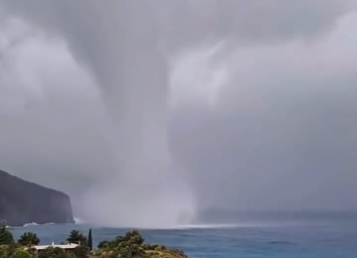 Κακοκαιρία Daniel: Βίντεο με υδροστρόβιλο να σαρώνει την Εύβοια