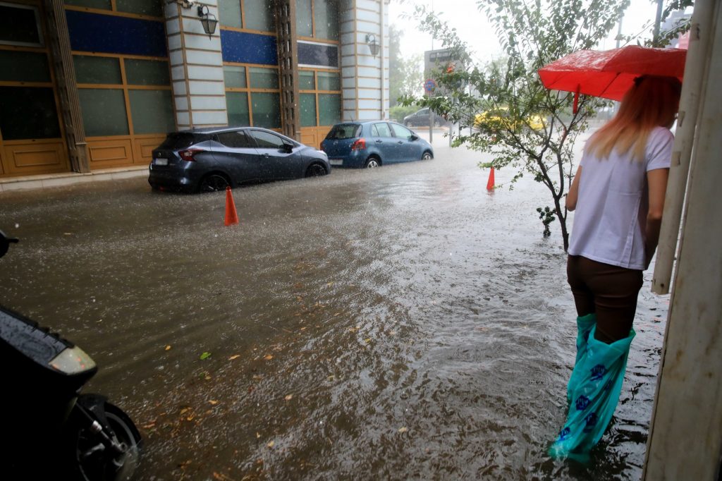 Κακοκαιρία Daniel: Έκλεισε για μια ώρα η Πειραιώς