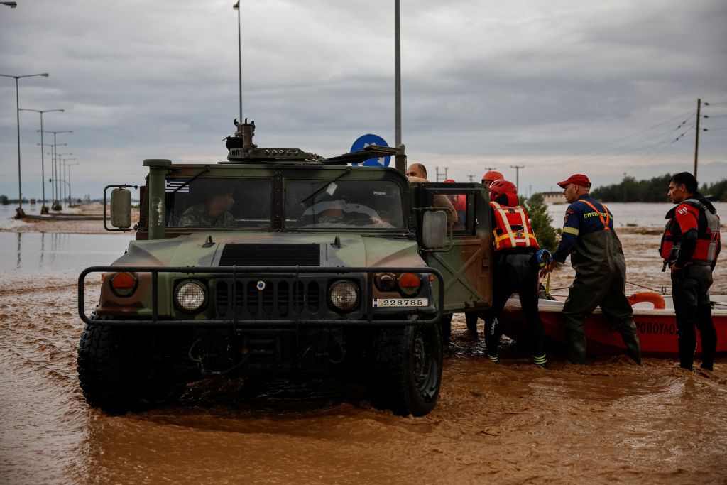Κακοκαιρία Daniel: Δραματικές διασώσεις με βάρκες, σωσίβια, ελικόπτερα – Πόσοι είναι ακόμα εγκλωβισμένοι;