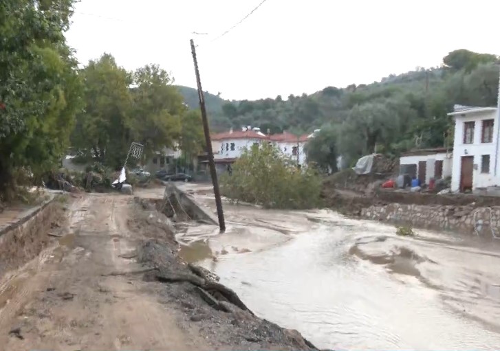 Κακοκαιρία Daniel: Εικόνες αποκάλυψης στο Πήλιο, πάνω από 50 αυτοκίνητα στη θάλασσα