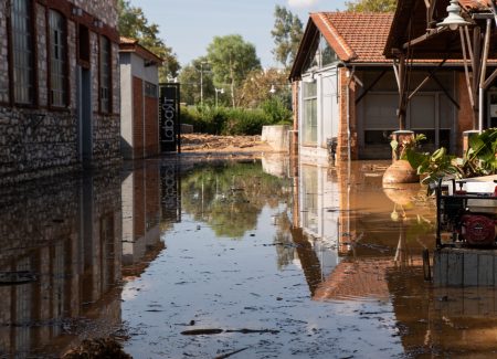 Θεσσαλία: Τι κάνεις και τι δεν κάνεις μετά από πλημμύρα – Οι οδηγίες του Υπουργείου Υγείας