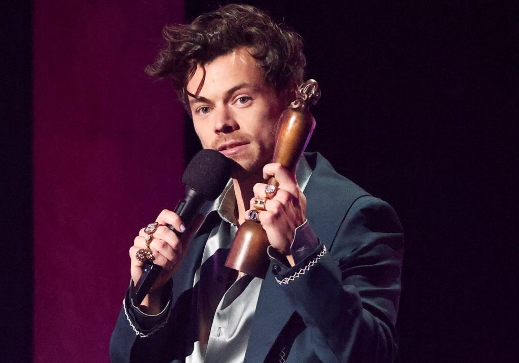 Harry Styles: Ο Μιτς Ρόουλαντ είναι ο πρώτος καλλιτέχνης που υπογράφει συμβόλαιο με τη δισκογραφική