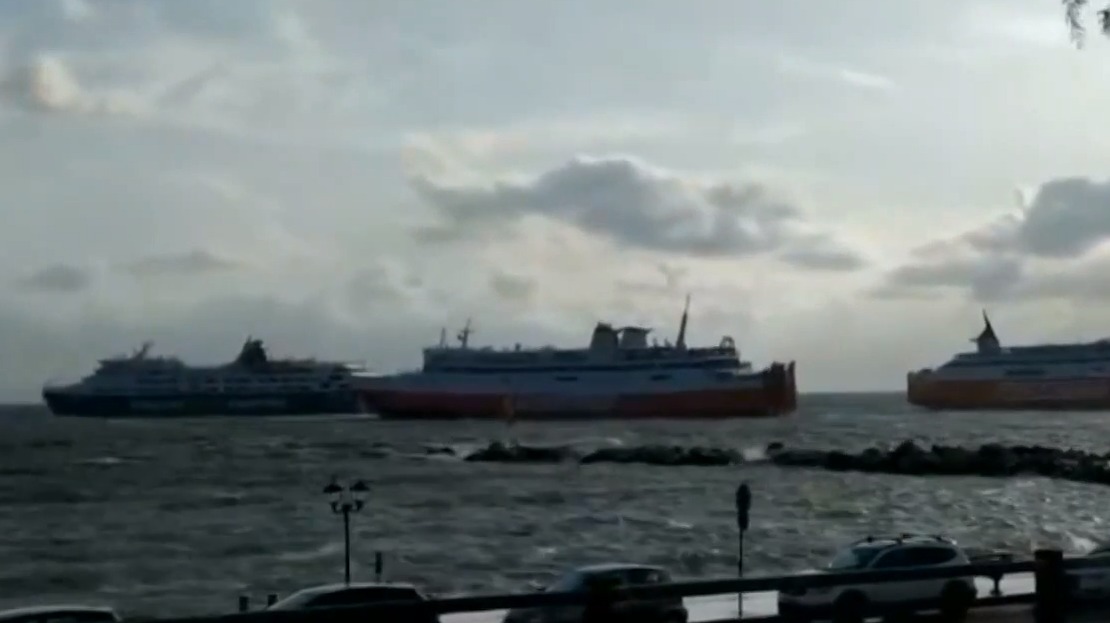 Ραφήνα: Πάνω από 700 επιβάτες παραμένουν εγκλωβισμένοι σε πλοίο – «Τελείωσαν τα τρόφιμα»