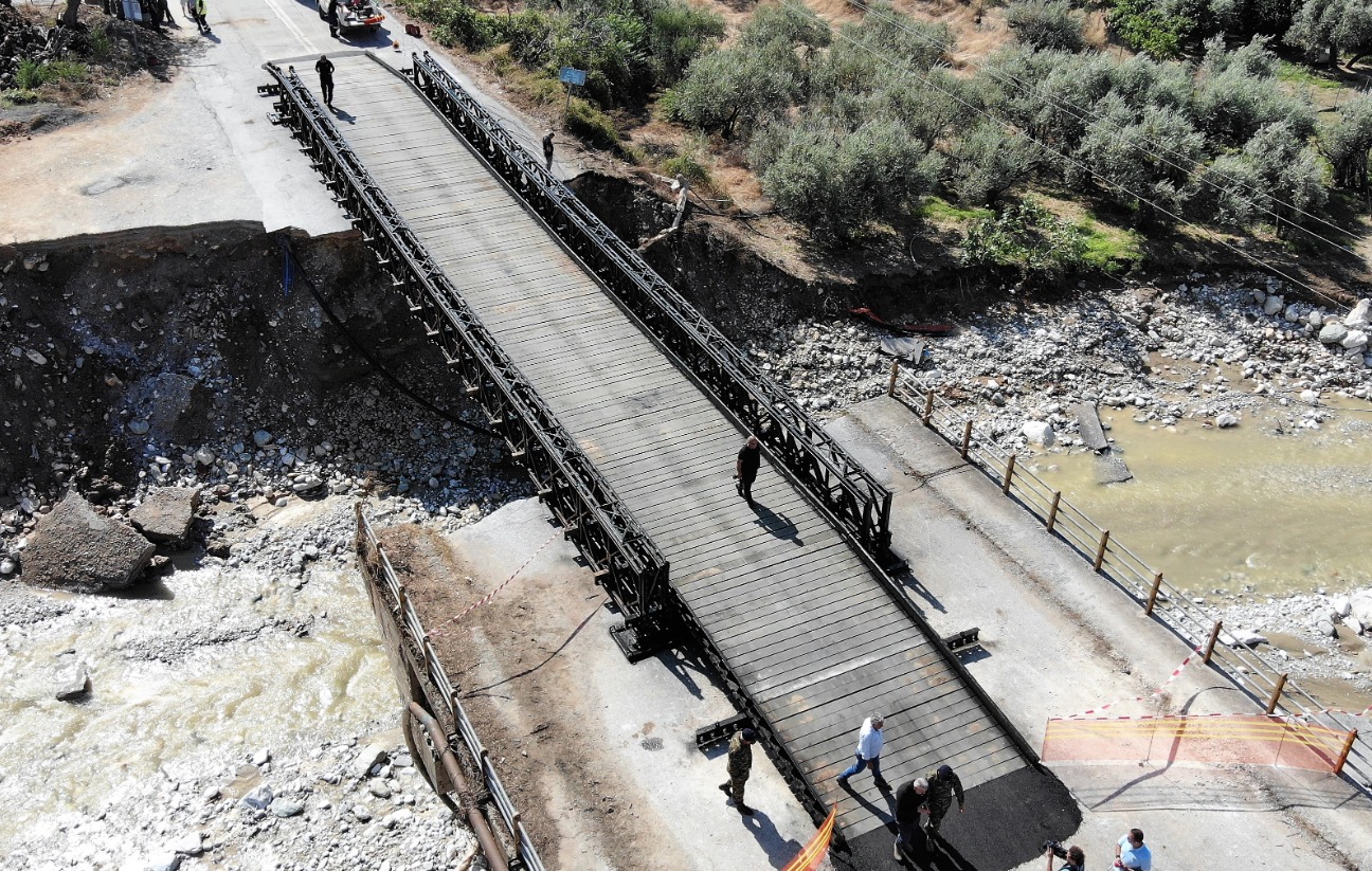 Ένοπλες Δυνάμεις: Ολοκληρώθηκε η γέφυρα Μπέλεϋ στα Καλά Νερά μέσα σε 30 ώρες