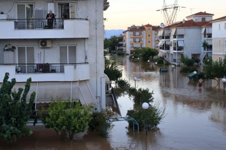 Απειλεί η λεπτοσπείρωση μετά τις πλημμύρες – «Όχι γυμνά χέρια στο νερό»