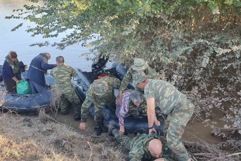 Αξιωματικός έγινε ζωντανή γέφυρα στις πλημμύρες για να περάσει ηλικιωμένη