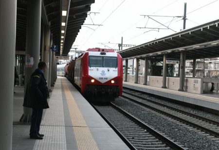Θεσσαλονίκη: Τρένο προσέκρουσε σε δέντρο – Τραυματίστηκε ελαφρά μηχανοδηγός