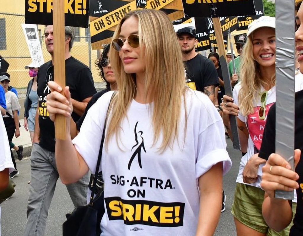 Η Margot Robbie με πλακάτ σε πορεία ηθοποιών στο Χόλιγουντ