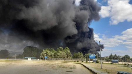 Φωτιά στην Κομοτηνή: Στις φλόγες εγκαταλελειμμένο εργοστάσιο – Μήνυμα του 112