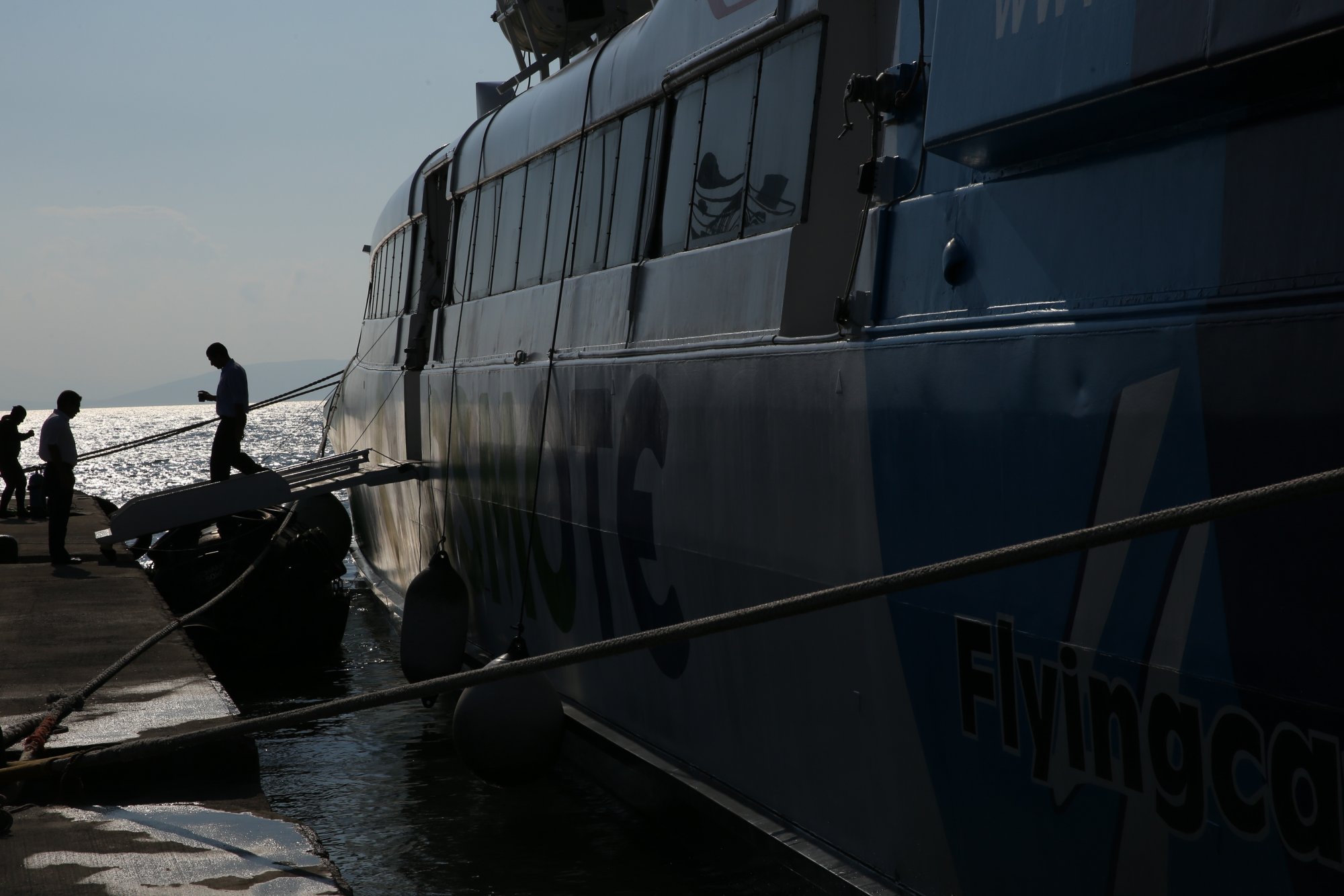 Τήνος: Γυναίκα έπεσε στο λιμάνι – Πλήρωμα και λιμενικοί την έσωσαν