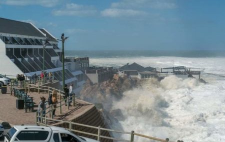 Νότια Αφρική: Πελώρια κύματα σκέπασαν παραλιακές περιοχές – Νεκροί και τραυματίες