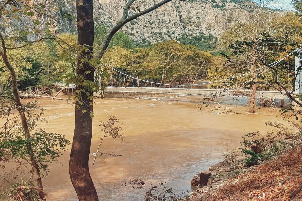 Κομμάτι της κρεμαστής γέφυρας Τεμπών βρέθηκε 3 χλμ μακριά μετά την κακοκαιρία