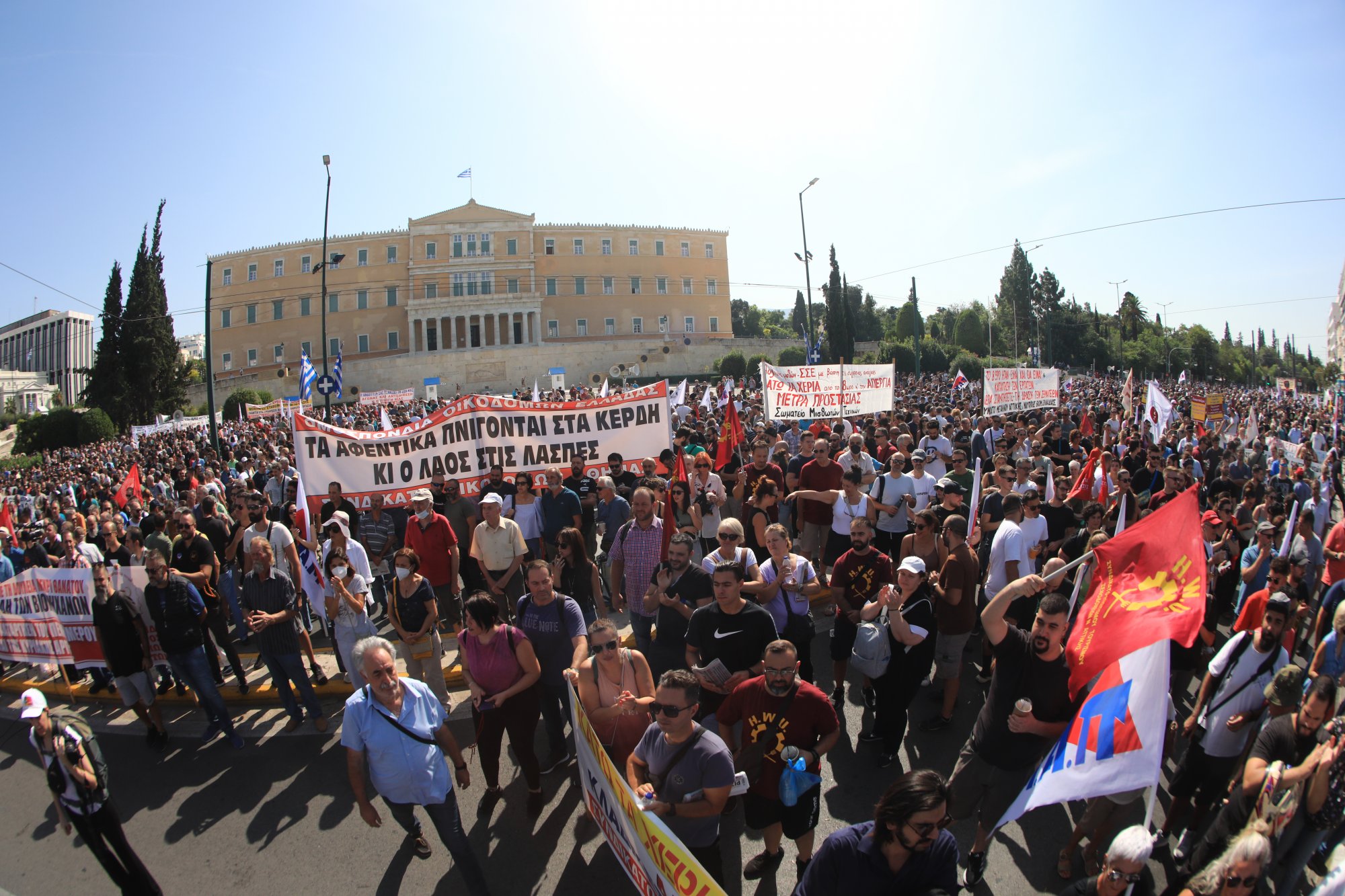 Απεργία: Σε εξέλιξη οι συγκεντρώσεις – «Έμφραγμα» στους δρόμους της Αθήνας