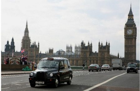Βρετανικό πισωγύρισμα στην απαγόρευση των συμβατικών αυτοκινήτων