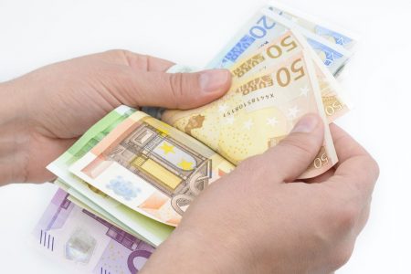 ΔΥΠΑ: Καταβάλλεται σήμερα το «μπόνους» των 300 ευρώ – Ποιους αφορά