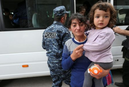 Ναγκόρνο Καραμπάχ: Έφτασαν στην Αρμενία οι πρώτοι εκτοπισμένοι