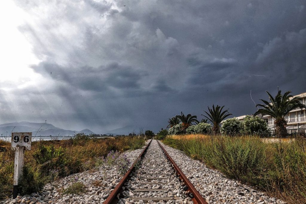 Κακοκαιρία Elias: Ξεκίνησαν τα προβλήματα από τις καταιγίδες και το χαλάζι