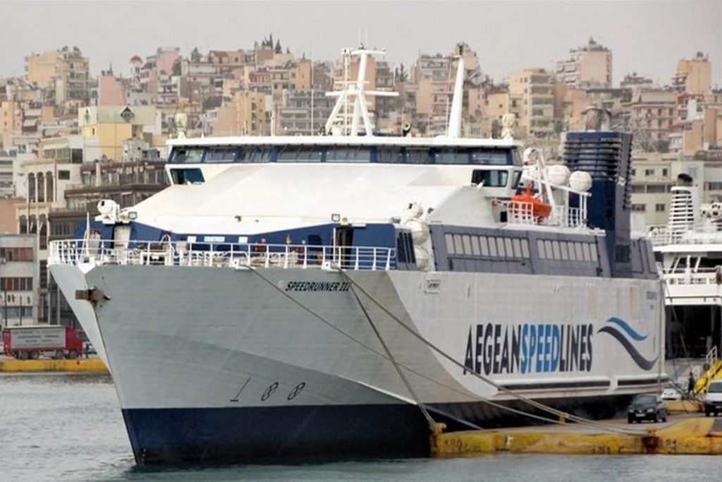 Πειραιάς: Εκτός κινδύνου οι ναυτικοί που έπεσαν στη θάλασσα