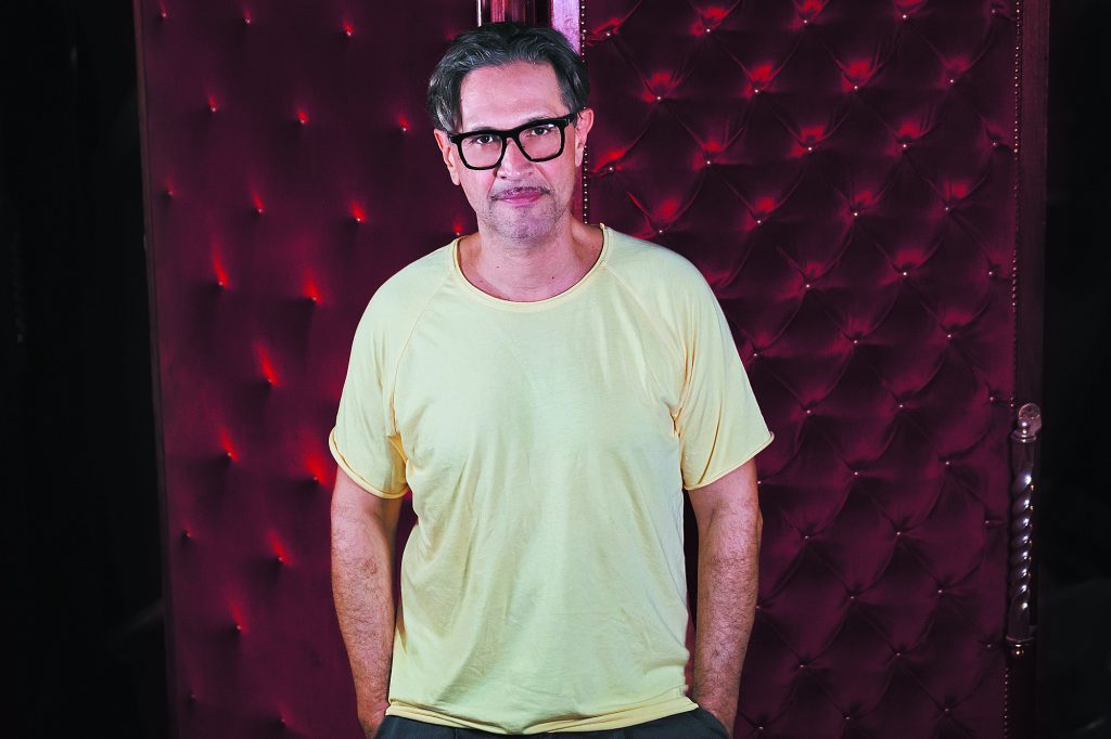 Αιμίλιος Χειλάκης: «Πρέπει να λέμε τις ιστορίες συναρπαστικά»