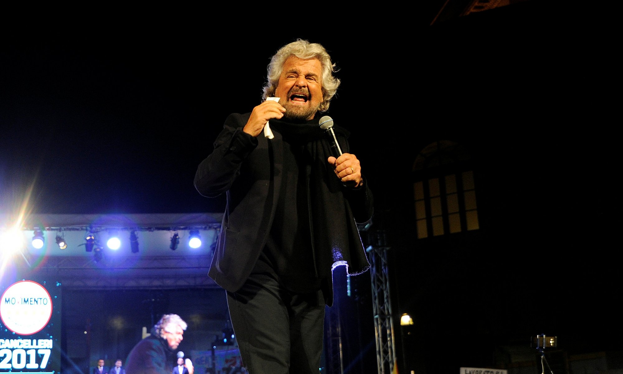 Μπέπε Γκρίλο: Ο «πρίγκιπας κλόουν» που κατέκτησε την ιταλική Βουλή Μπέπε Γκρίλο: Ο «πρίγκιπας κλόουν» που κατέκτησε την ιταλική Βουλή