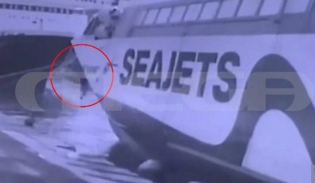 Πειραιάς: Η στιγμή που ναυτικοί πέφτουν στη θάλασσα – Βίντεο ντοκουμέντο