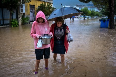 Κακοκαιρία Elias: Πλημμυρίζουν σπίτια στον Βόλο – Έσπασε ξανά ο Κραυσίδωνας