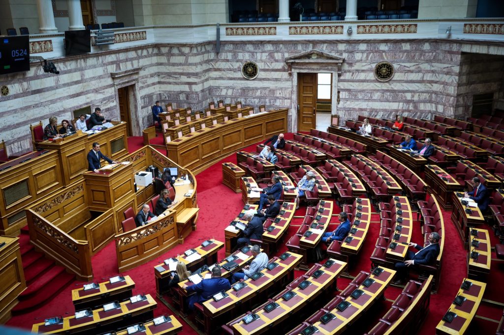 Βουλή: Η Μιλένα, ο Κασιδιάρης και ο συνήγορος από τους .. «Σπαρτιάτες»