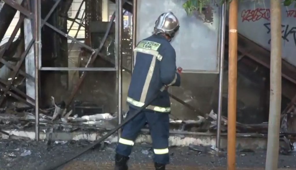 Φωτιά στις κυλιόμενες σκάλες του Μετρό Πειραιά