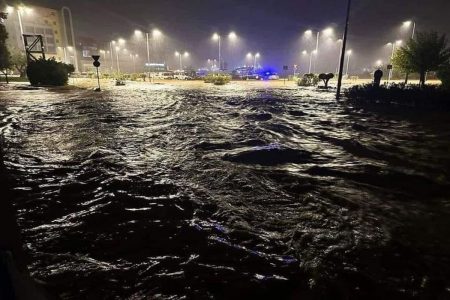 Κακοκαιρία Elias: Σηκώθηκαν κύματα σε πλημμυρισμένο κεντρικό δρόμο του Βόλου