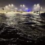 Κακοκαιρία Elias: Σηκώθηκαν κύματα σε πλημμυρισμένο κεντρικό δρόμο του Βόλου