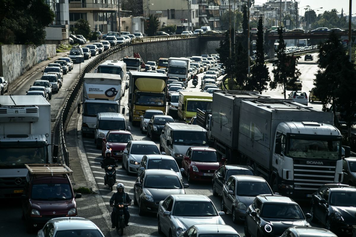 Κίνηση: Χάος στον Κηφισό – Άνοιξε πόρτα φορτηγού και έπεσαν μπάζα