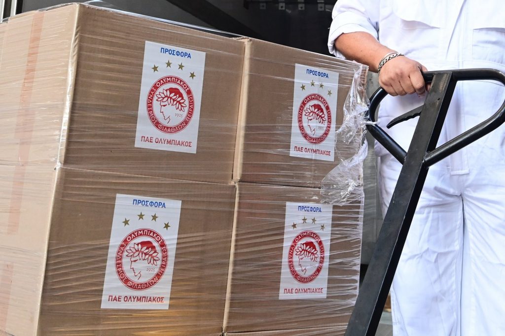 ΠΑΕ Ολυμπιακός: Άλλα 130 κιβώτια με τρόφιμα στην ΚΟΔΕΠ Πειραιά