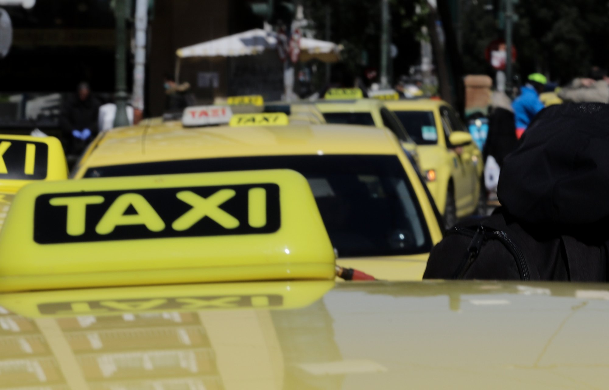 Στάση εργασίας και απεργία στα ταξί – Τι ζητάει το ΣΑΤΑ