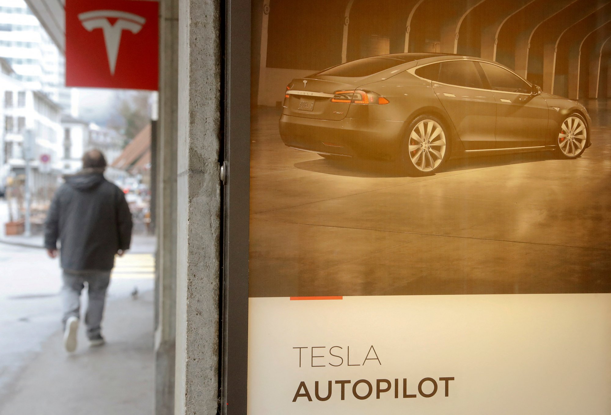 Tesla: Μήνυση για ρατσιστική συμπεριφορά εναντίον εργαζομένων σε εργοστάσιό της