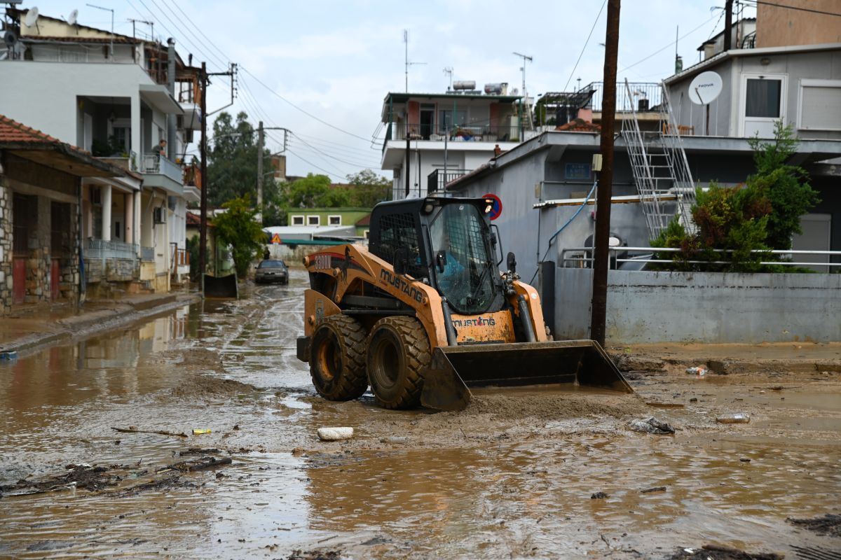 Κακοκαιρία Elias: Απέραντοι λασπότοποι σε Θεσσαλία και Εύβοια – Μετρούν πληγές οι κάτοικοι