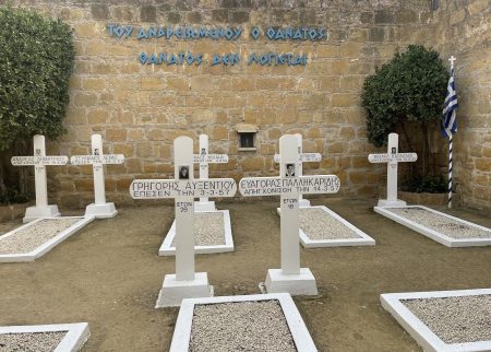 Δένδιας στην Κύπρο: Στεφάνι στο ανδριάντα του Μακαρίου και στα φυλακισμένα μνήματα