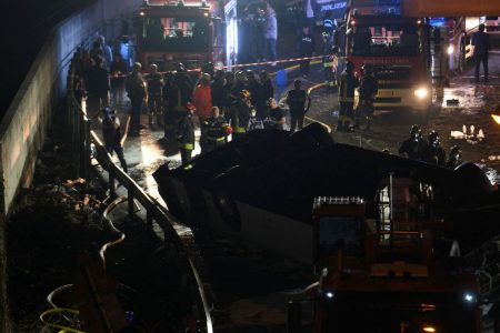 «Άκουσα ανθρώπους να φωνάζουν για βοήθεια»: Σκηνές αποκάλυψης μετά την πτώση του λεωφορείου