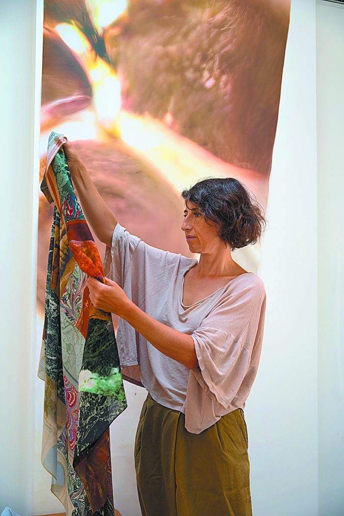 Στην νέα της έκθεση, η Σελίν Κοντορέλι εξερευνά την τέχνη των κεφαλόποδων