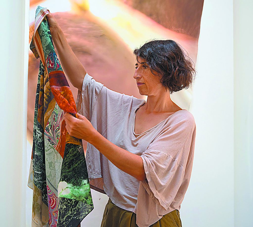 Στην νέα της έκθεση, η Σελίν Κοντορέλι εξερευνά την τέχνη των κεφαλόποδων