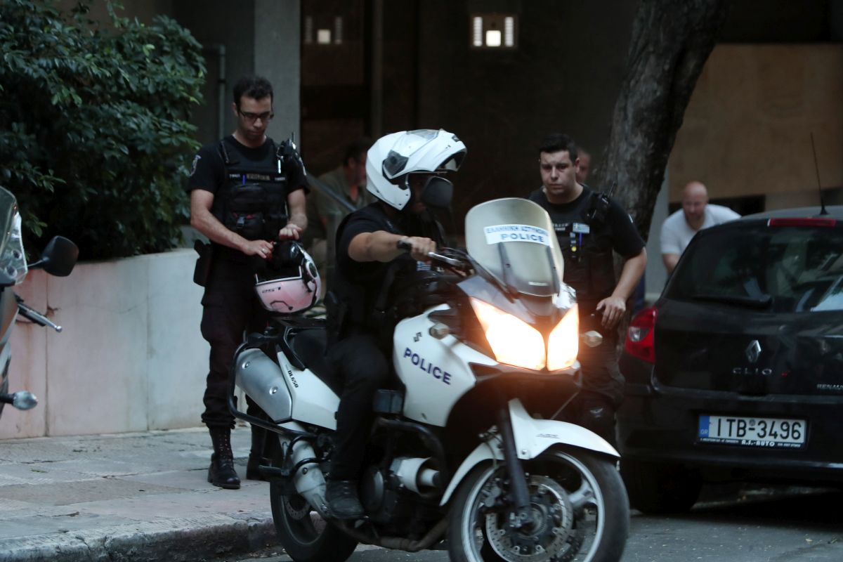 Η στιγμή που αστυνομικοί εντοπίζουν ναρκωτικά σε σπίτι στο κέντρο της Αθήνας