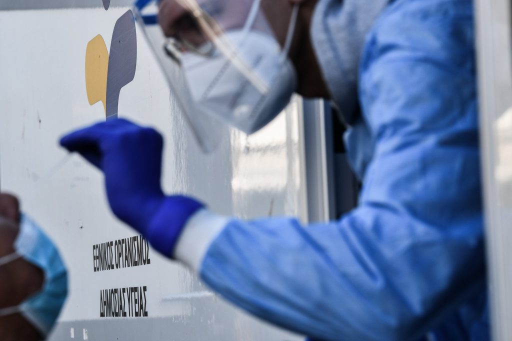 ΕΟΔΥ: Αύξηση κρουσμάτων κορωνοϊού – 53 οι θάνατοι